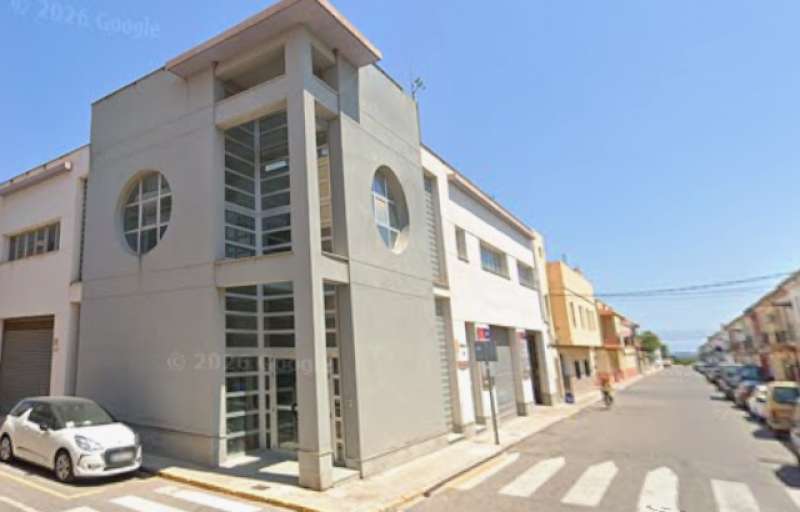 El edificio concebido en su d�a como Centro Tur�stico que ahora el Ayuntamiento de Benavites pretende convertir en Espai Jove.  Foto: Google Maps