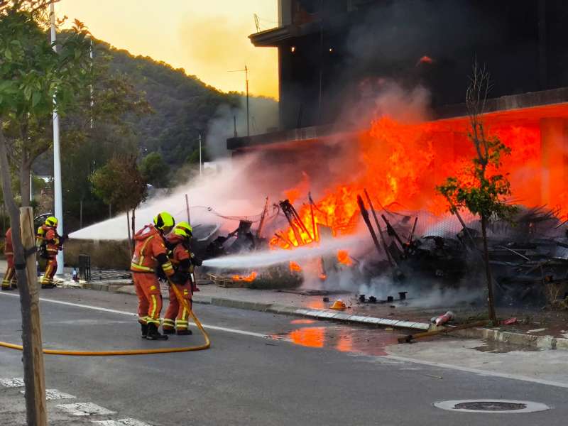 Un equip de bombers intervenen un edifici  Foto: Consorci Provincial de Bombers de Valncia