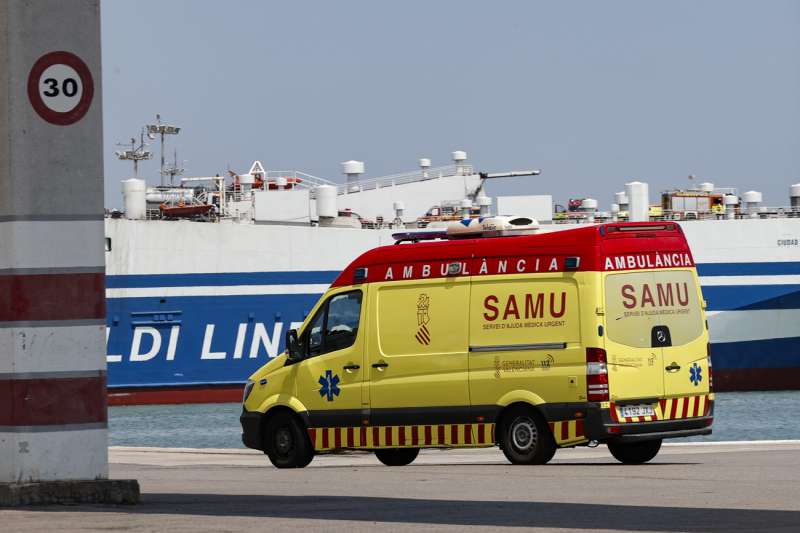 Imagen de archivo de una ambulancia del SAMU en una intervencin de una zona portuaria de la costa de Valencia. EFEManuel Bruque

