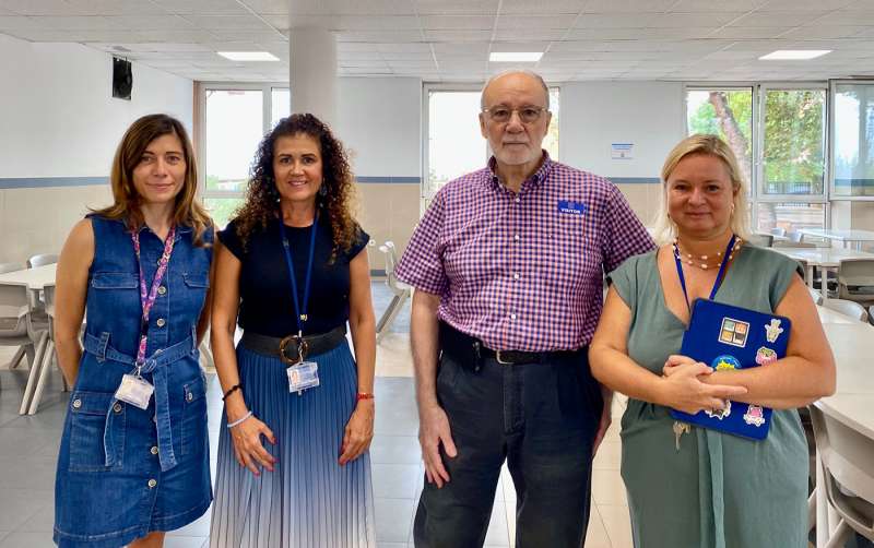  Miguel ngel Sanmartn, psiclogo clnico de AVALCAB, con representantes del centro. EPDA