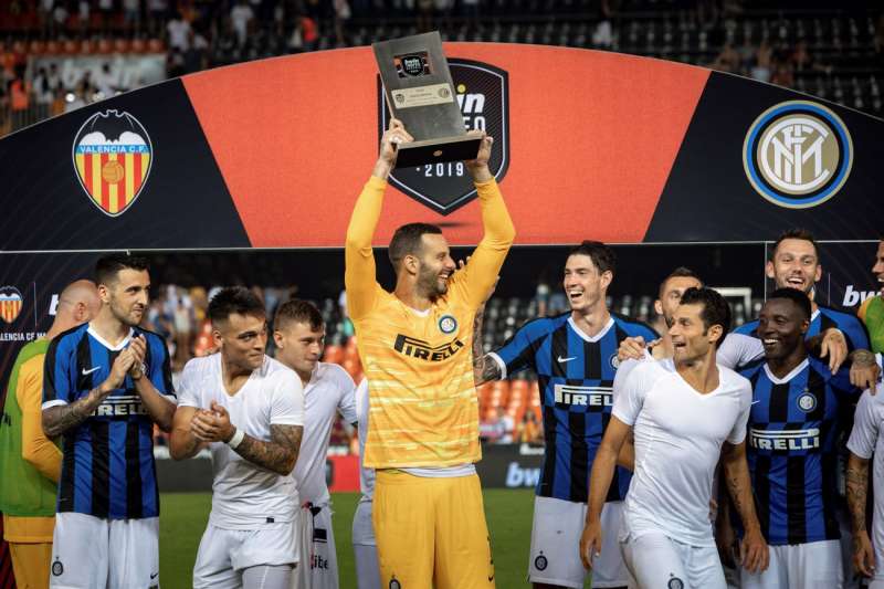 El portero eslovaco del Inter Samir Handanovic (c) levanta el trofeo junto a sus compañeros, tras vencer al Valencia en el partido del Trofeo Naranja en el estadio de Mestalla. EFE/Archivo
