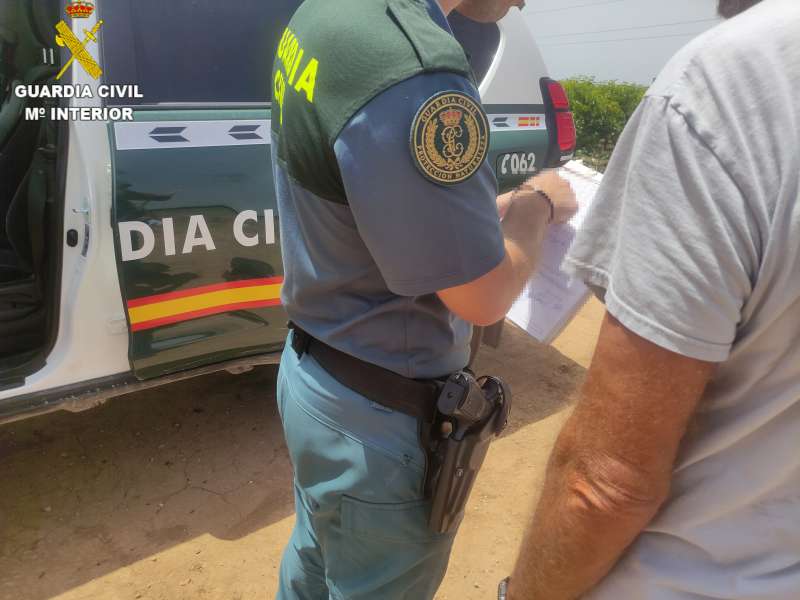 La Guardia Civil de Valencia procede a la investigación de un hombre de 66 años y de nacionalidad española por un delito continuado de maltrato animal. /EPDA