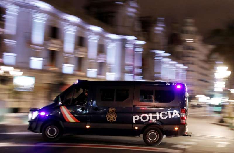 Un furgn de la Polica Nacional patrulla por el centro de la ciudad de Valencia. EFEBiel Alio