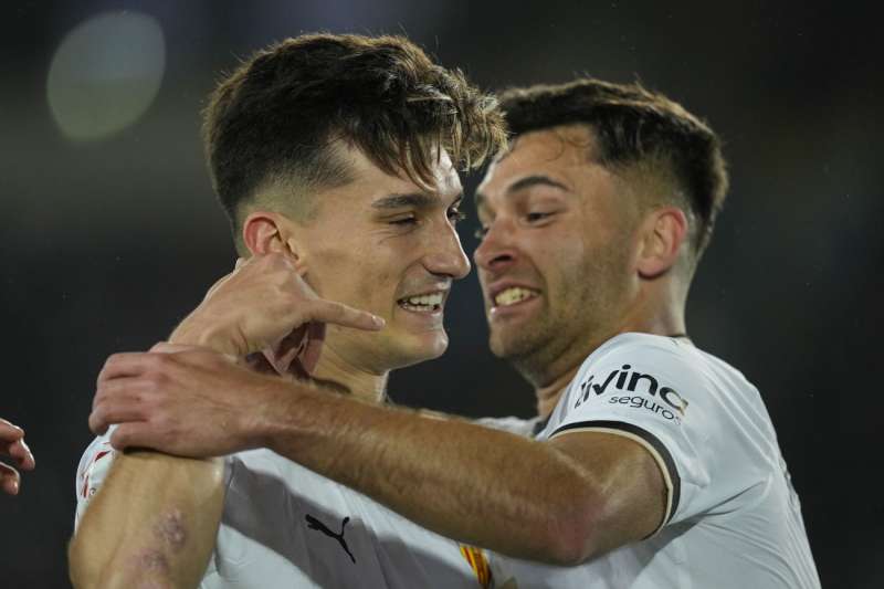 Los jugadores del Valencia Pepelu (i) y Hugo Duro celebran un gol durante un partido. EFEEnric Fontcuberta
