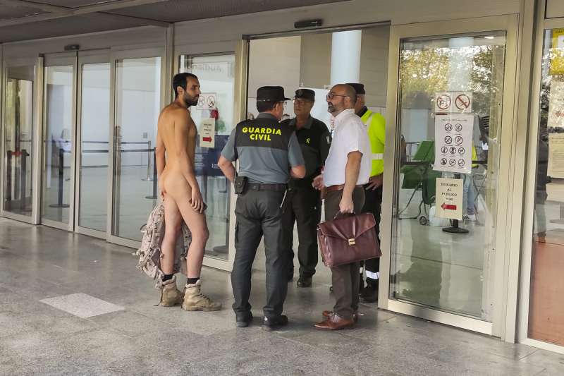 Un hombre ha tratado sin éxito este martes de acceder completamente desnudo a los juzgados de Valencia para asistir a un juicio por exhibicionismo en la vía de lo Contencioso-Administrativo.EFE/ Jordi Ferrer
