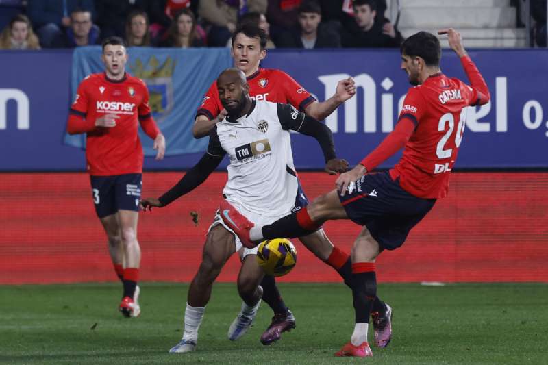 El defensa del Osasuna Alejandro Catena (d) disputa un baln con el defensa del Valencia Dimitri Foulquier (c) durante el partido de LaLiga EA Sports entre CA Osasuna y Valencia CF en el Estadio El Sadar de Pamplona. EFE Archivo
