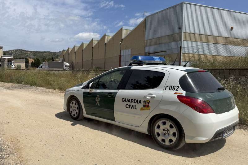 Una patrulla de la Guardia Civil recorre la zona donde se busca a un hombre de 77 aos en Bocairent. EFERaquel Segura
