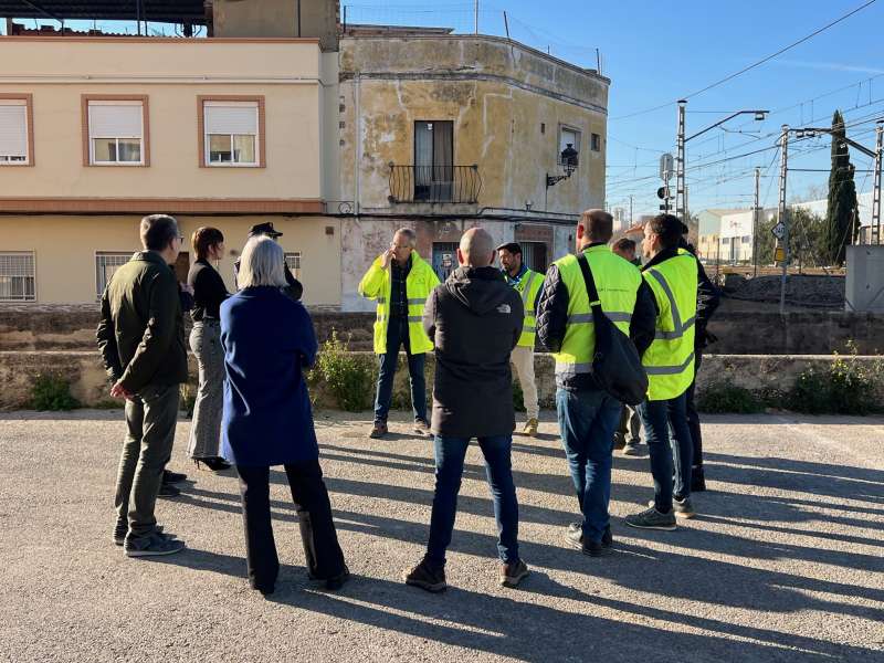 Personal t�cnic de lAjuntament de Benifai� i del departament de l�rea de Carreteres de la Diputaci� de Val�ncia en una reuni� sobre les obres al pas inferior de lAvinguda Reis Cat�lics.  EPDA