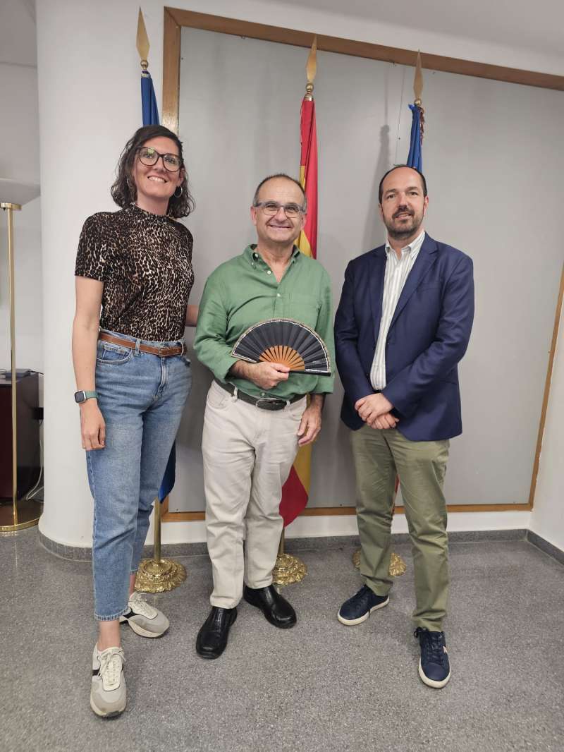 El profesor del IES Salvador Gadea de Aldaia, Antonio Montero, con el alcalde y la concejala. EPDA