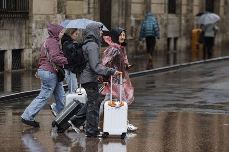 Un grupo de personas en la ciudad de Valencia. EFEBiel Ali�o
