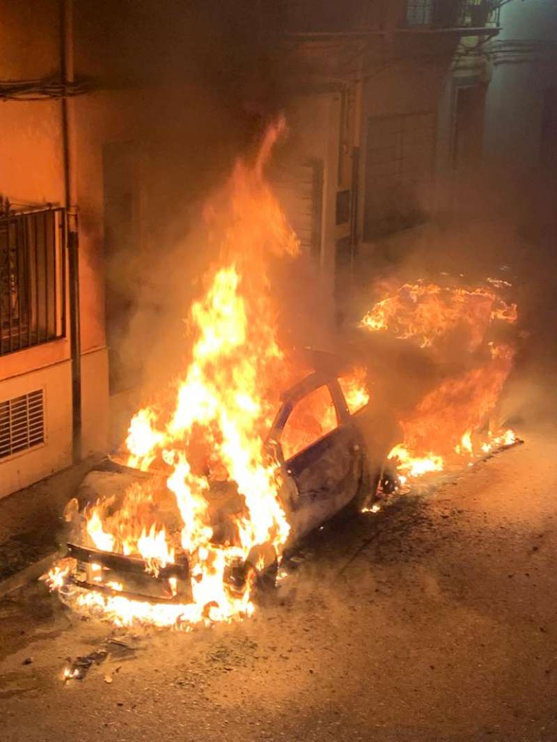 El coche incendiado, un Fiat 500./EPDA