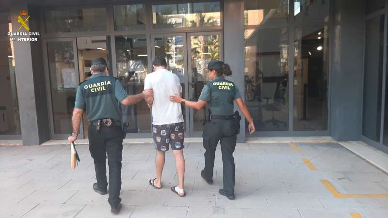 Los agentes de la Guardia Civil detienen al hombre. /EPDA 