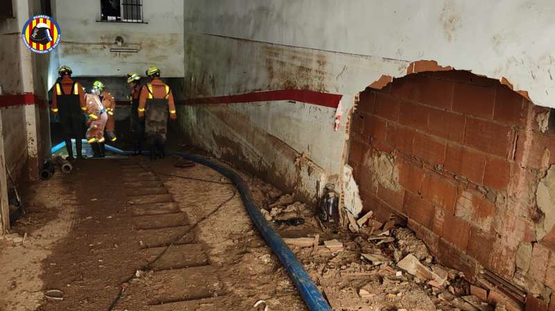 Labores de extraccin de lodo en garajes de Alfafar por bomberos del Consorcio Provincial de Valencia.  EPDA