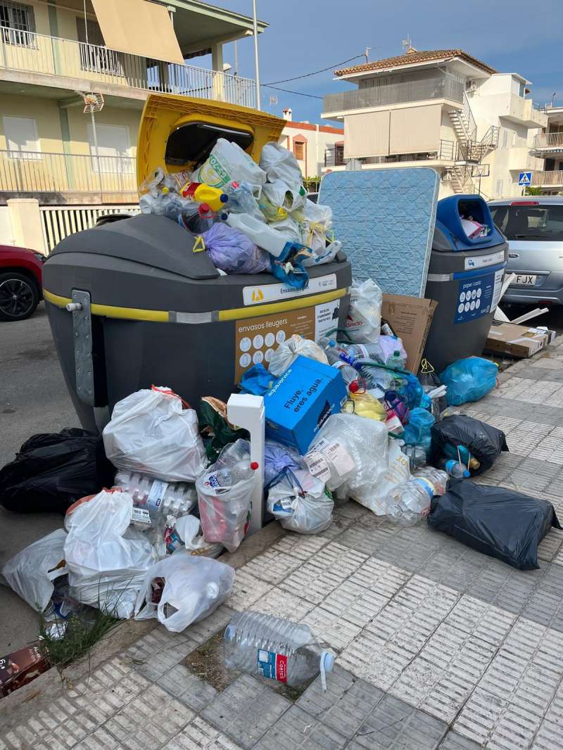 Esta en qu han arribat a estar alguns contenidors dOliva.  EPDA