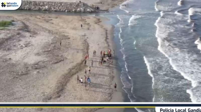 Un dron de la Polica Local de Gandia grab el rescate.  EPDA