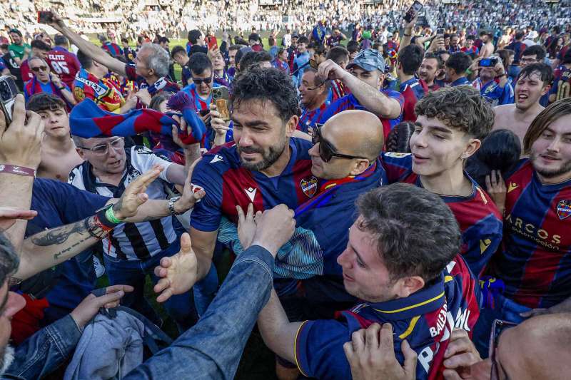 Los jugadores del Levante celebran el ascenso a Primera Divisin tras ganar al Burgos CF este domingo en el partido de LaLiga Hypermotion celebrado en el Estadio Municipal El Planto de Burgos. EFESanti Otero