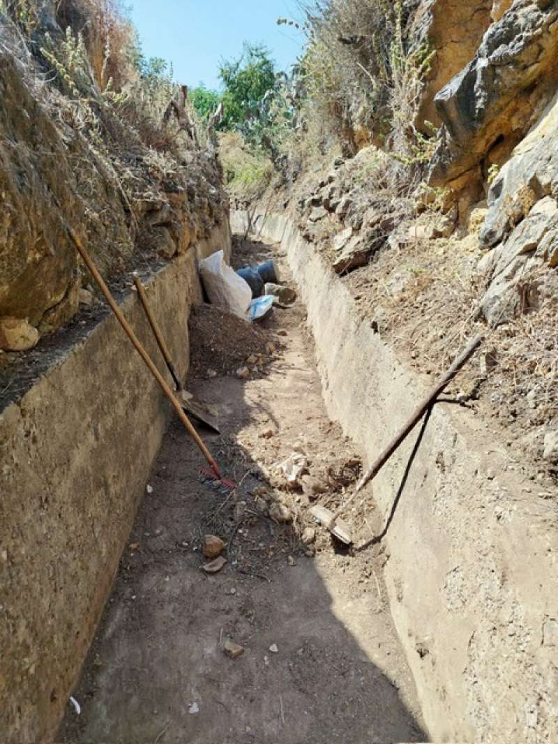 Treballs de neteja al canal de protecci davant de pluges torrencials a Llria. EPDA