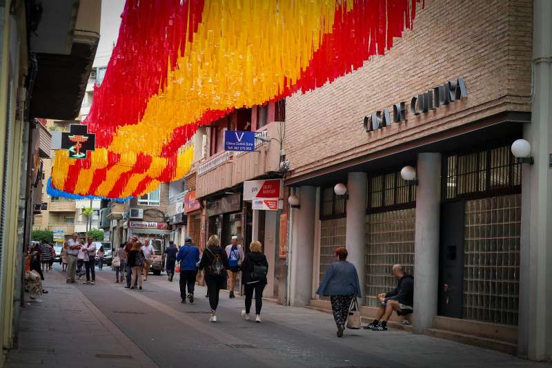 Las banderas hechas con lazos lucen en la calle Sagra. EPDA