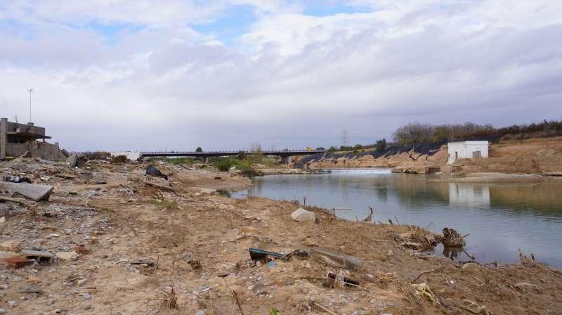 Cauce del ro Turia a su paso por el municipio de Manises tras la DANA.  EPDA