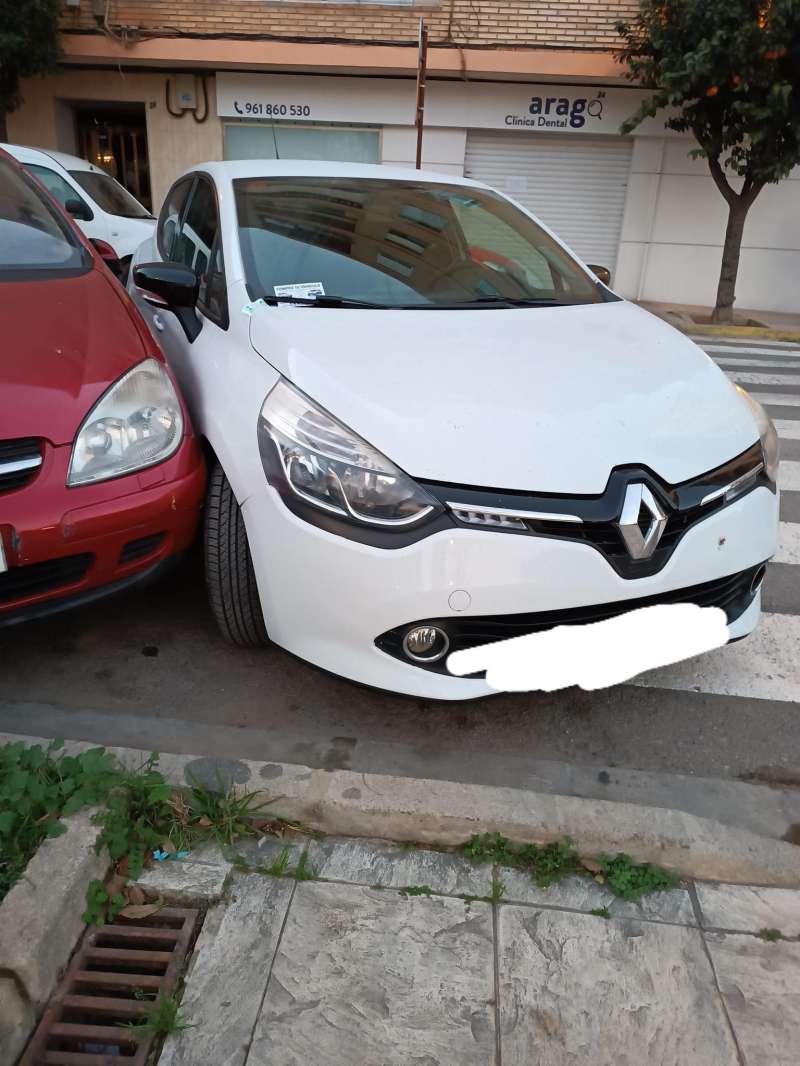El coche mal aparcado en Alboraya. EPDA