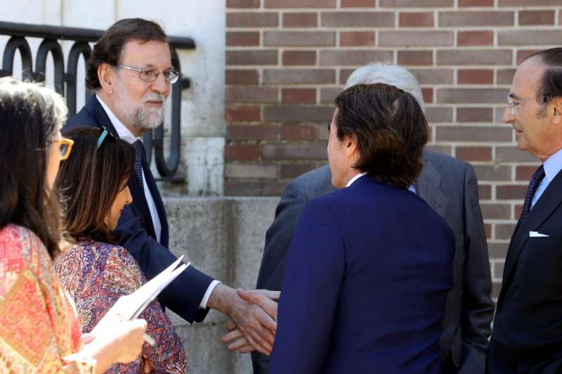 El expresidente del Gobierno Mariano Rajoy (i) saluda al expresidente José María Aznar (2d), en una imagen de archivo. EFE/J.J. Guillén
