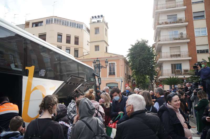 Llegada del autobús a la Plaza Emilio Castelar. /EPDA