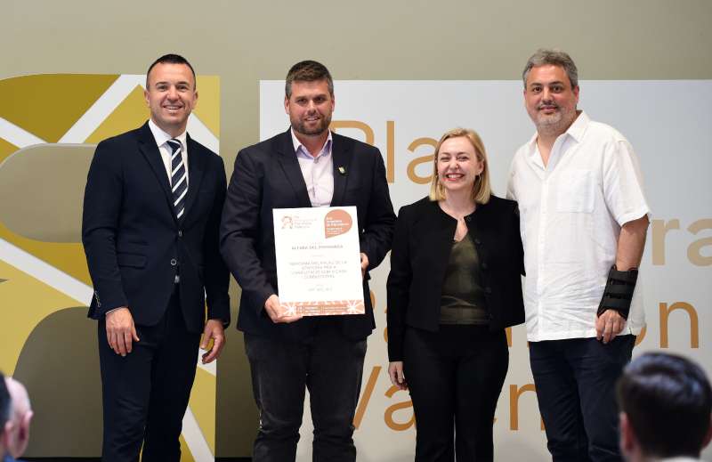 L?alcalde d?Alfara, Jaume Mart�nez, i el tinent d?alcalde, Julio Berga, amb Vicent Momp� i Nat�lia Enguix.EPDA