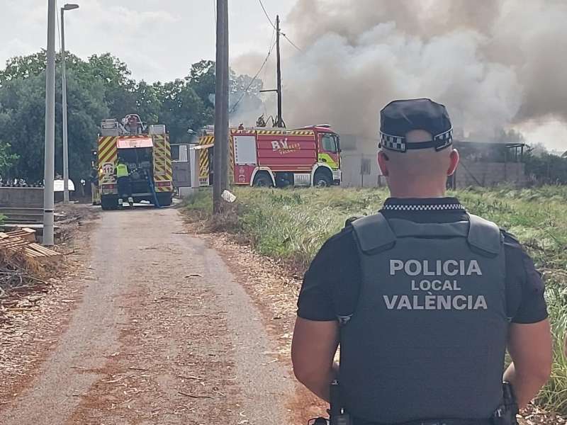 Un polica local de Valncia y varios vehculos de bomberos de la ciudad trabajan para sofocar un incendio en una alquera de Carpesa  Foto: EFEAyuntamiento de Valncia
