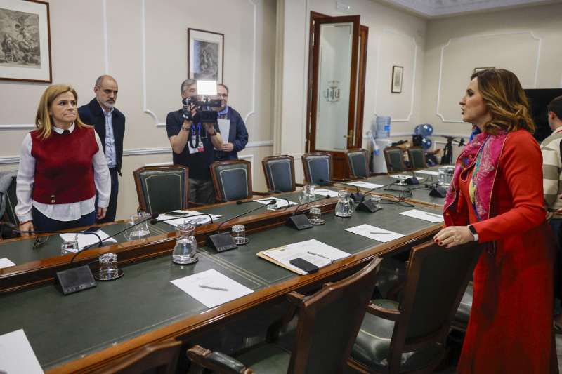 La delegada del Gobierno en la Comunitat Valenciana, Pilar Bernab� (i) y la alcaldesa de Valencia, Mar�a Jos� Catal� a su llegada a la reuni�n de la Junta Local de Seguridad celebrada este viernes para abordar la situaci�n de los cercan�as en Fallas. EFE Kai Forsterling
