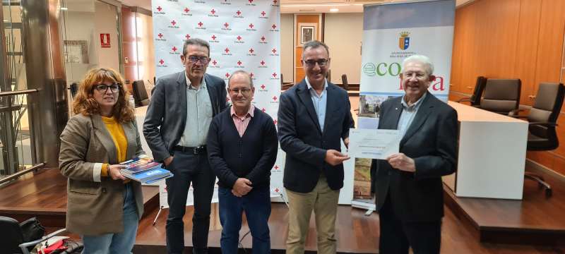 El alcalde de Riba-roja, Robert Raga, recoge el premio Ciudad 11 de Cruz Roja. /EPDA