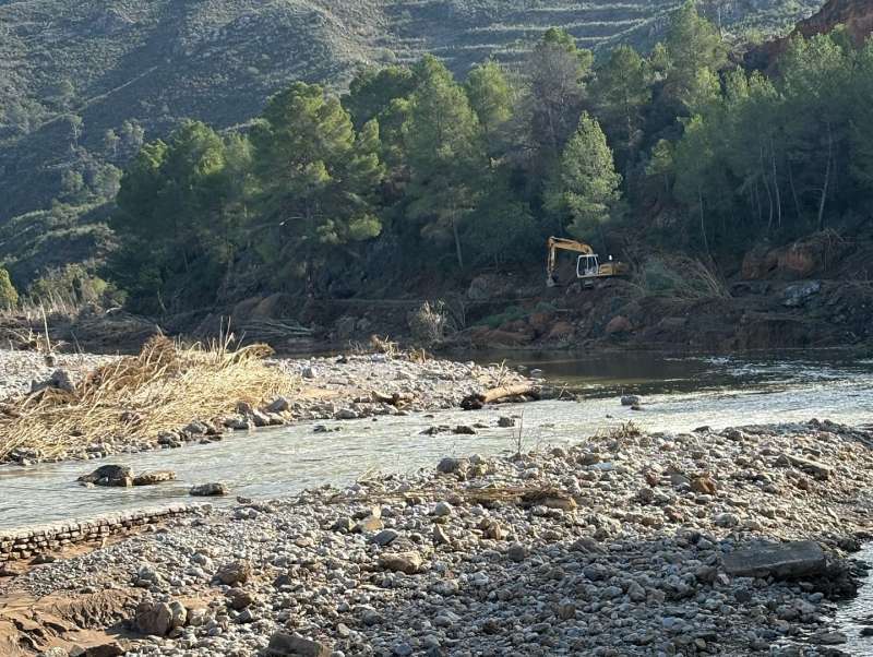 Trabajos en la playa fluvial de Bugarra. EPDA