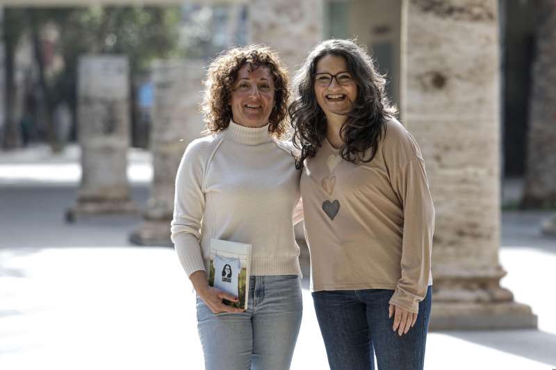 La regidora de Casinos, M� Carmen Gonz�lez, presenta un llibre sobre el que considera un cas de guerra judicial contra lexvicepresidenta M�nica Oltra. MANUEL BRUQUE (EFE)