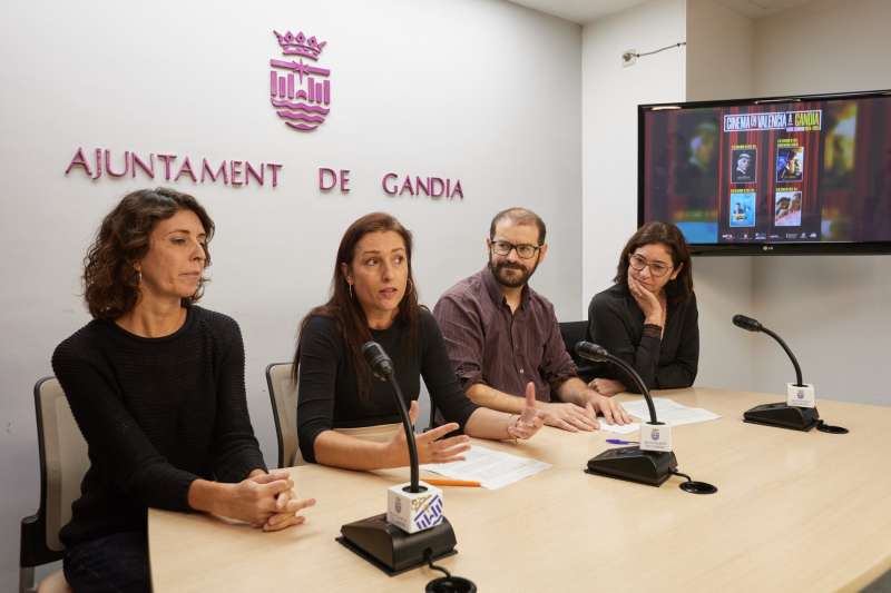 La regidora de Poltica lingstica, Esther Sapena, acompanyada de Carme Melo, directora Centre internacional de Gandia UV; Josepa Cosa, Tcnica Superior de Promoci Lingstica i Cultural  de la UPV al Campus de Gandia, i Jordi Puig, vicepresident Mancomunitat de Municipis de la Safor-Valldigna EPDA