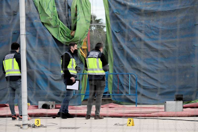 Varios polic�as en el lugar donde ocurri� el accidente en el castillo hinchable de la feria de Mislata. EFEAna EscobarArchivo
