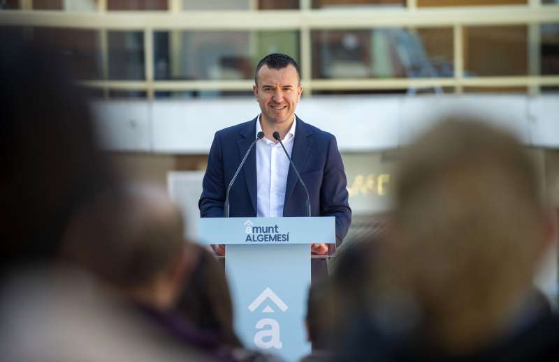 Momp�: ?No estem parlant nom�s de r�tols, sin� didentitat, de dignitat, de no demanar perm�s per a ser el que som?