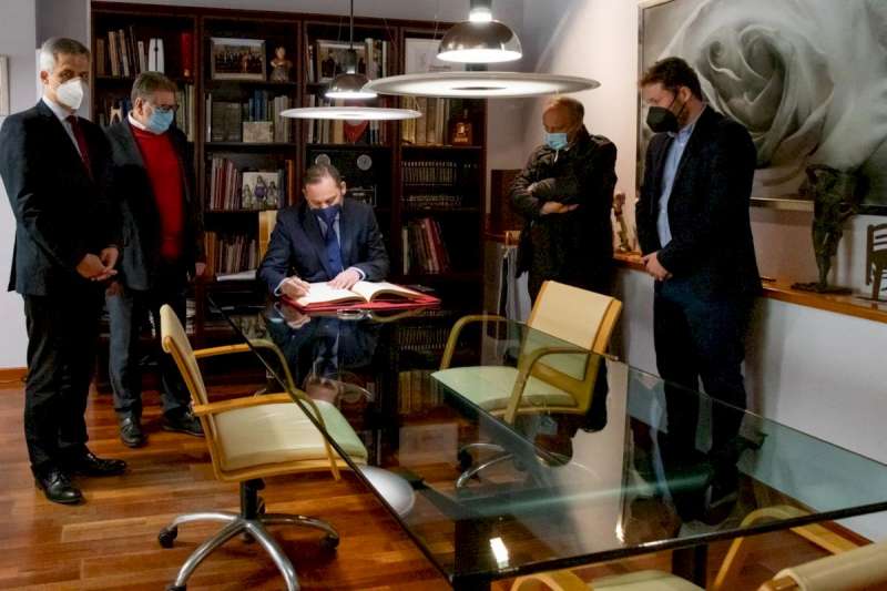 El exministro balos en una de sus visitas a Torrent, con el exalcalde, Jess Ros. EPDA