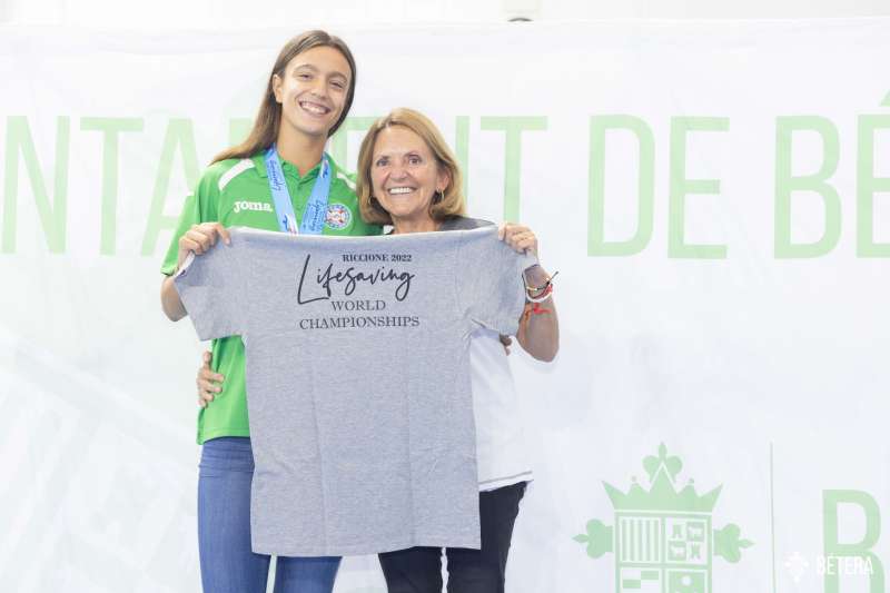 Lola Caballero con Elia Verdevío, alcaldesa de Bétera / EPDA