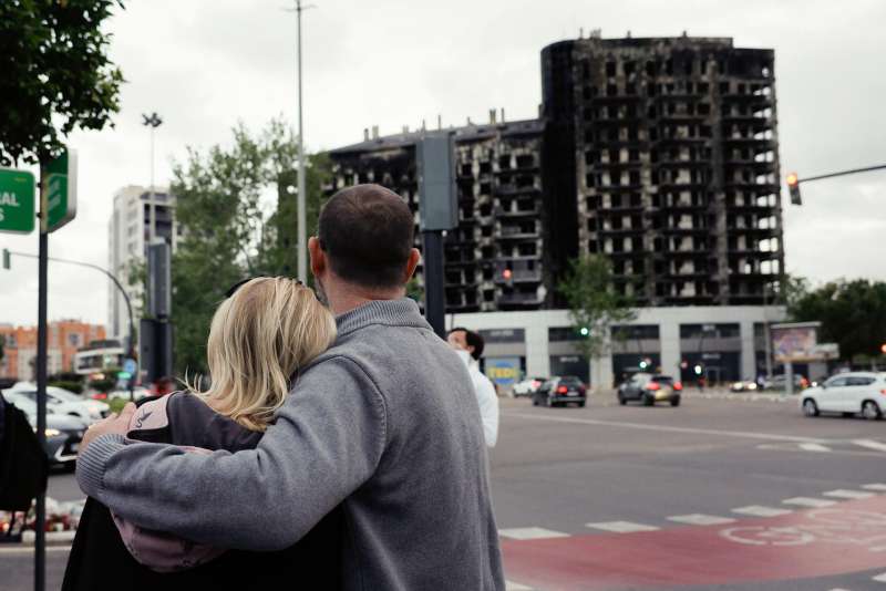 Dos personas que contemplan los restos del incendio de Campanar en una imagen de archivo. EFE Kai Frsterling