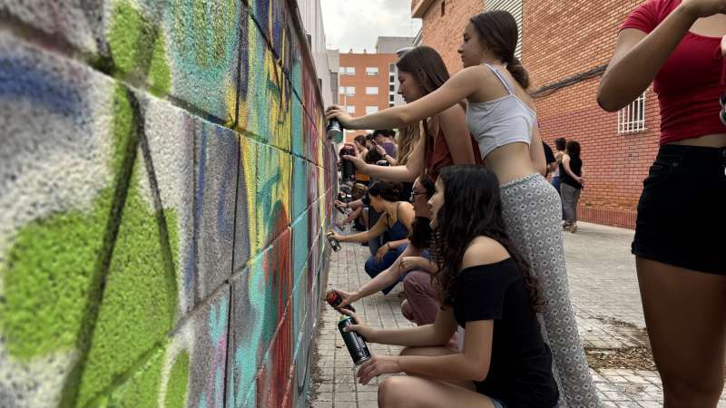 Els alumnes pinten el mural. EPDA