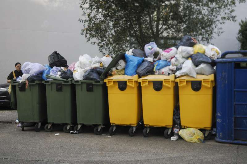 Varios contenedores llenos de basura por la huelga de limpieza de los trabajadores de una empresa concesionaria del servicio de limpieza. EFE/ Eliseo Trigo (Archivo
