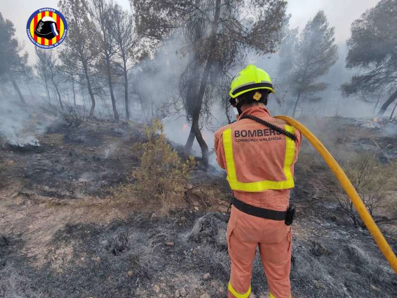 Imagen de un bombero trabajando en la extinción del incendio de Venta del Moro publicada por el Consorcio provincial en redes sociales.
