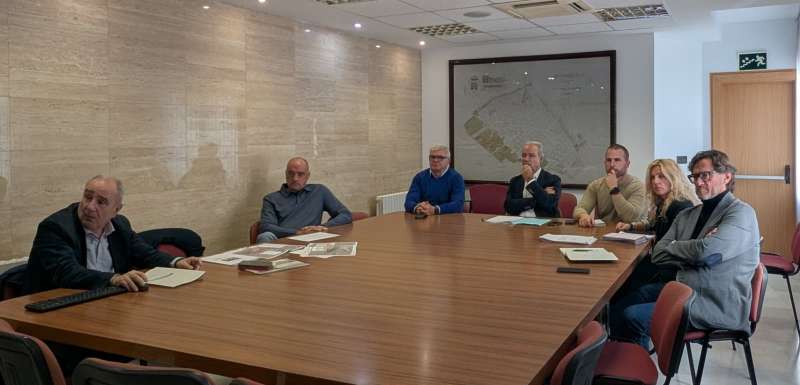 Reunin entre el alcalde de Utiel, Ricardo Gabaldn, y tcnicos de la Confederacin Hidrogrfica del Jcar.EPDA