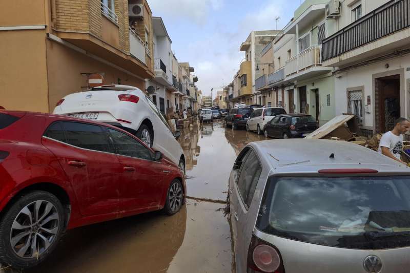 Vista general de una de las calles de LAlcdia tras las inundaciones provocadas por las intensas lluvias. EFEMiguelina Galiano