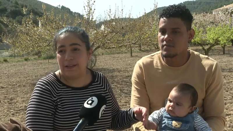 M� �ngeles y Luis junto a su hijo Luis Xavier durante una entrevista. � PUNT