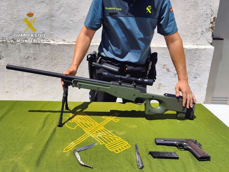 Imagen del arma incautada facilitada por la Guardia Civil. /EPDA