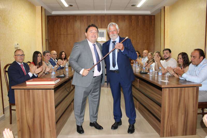El traspaso de la vara de mando en Turs. EPDA