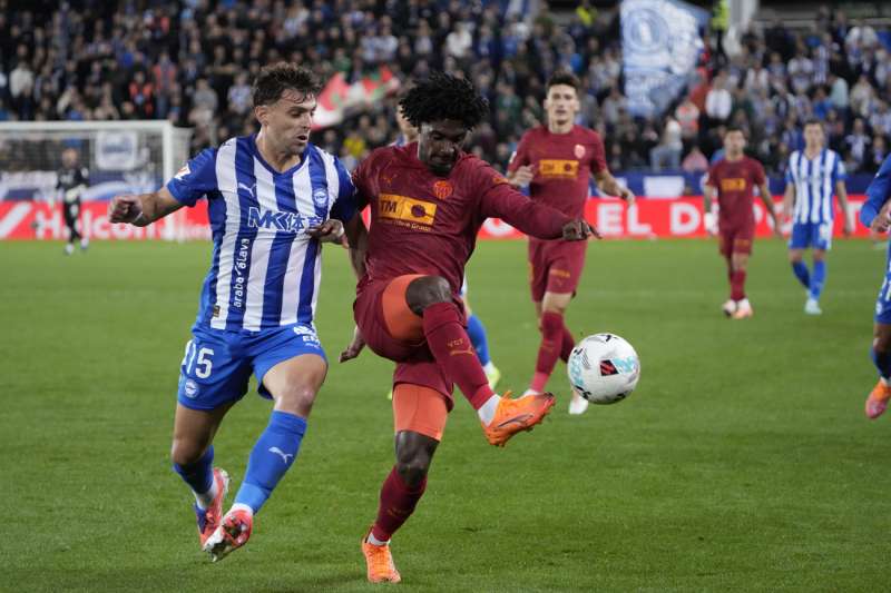 El delantero del Alavs Lucas Boy (i) juega un baln ante Thierry Correia del Valencia, durante el partido de LaLiga de ftbol que Deportivo Alavs y Valencia CF disputaron en el estadio de Mendizorrotza, en Vitoria. EFEAdrin Ruiz Hierro
