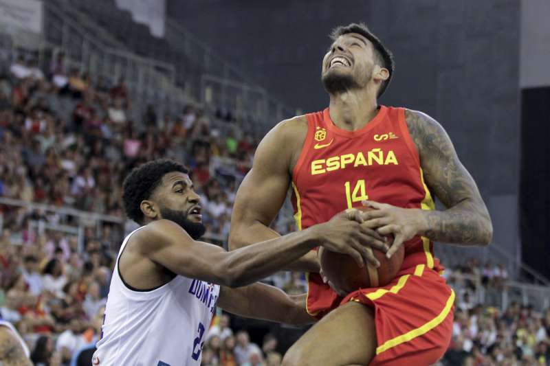 El pívot de la selección española de baloncesto Willy Hernangómez (d) lucha con un rival. EFE/Archivo/ Pepe Torres
