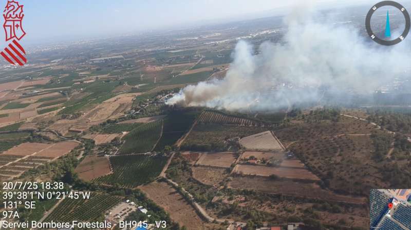 Vista del incendio forestal en una imagen facilitada por la Generalitat Valenciana.  EPDA