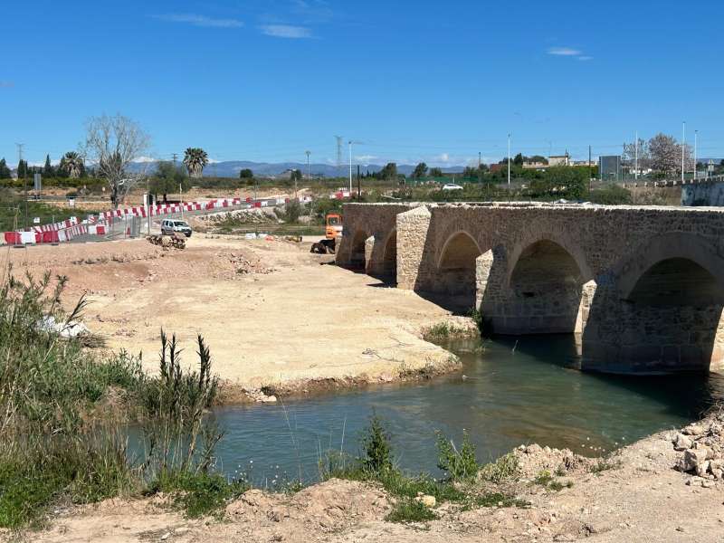Reconstrucci�n de la zona del r�o en Riba-roja de T�ria.  EPDA